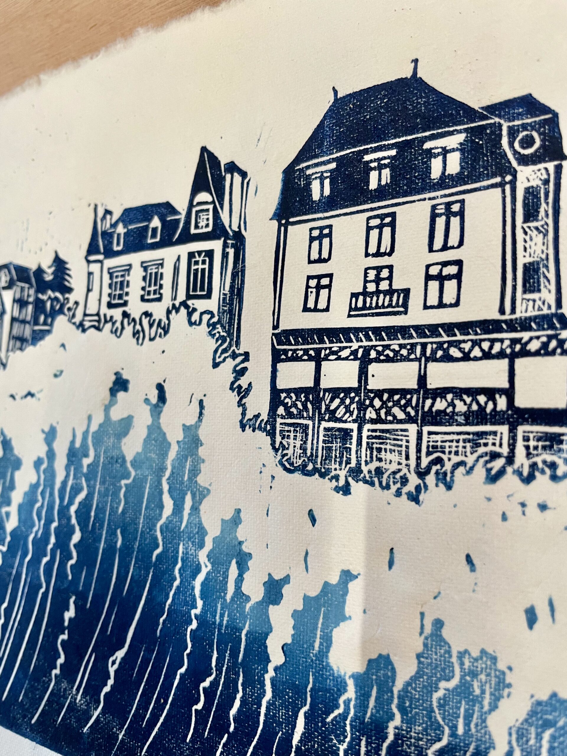 linogravure vagues sur maison à Saint-Suliac